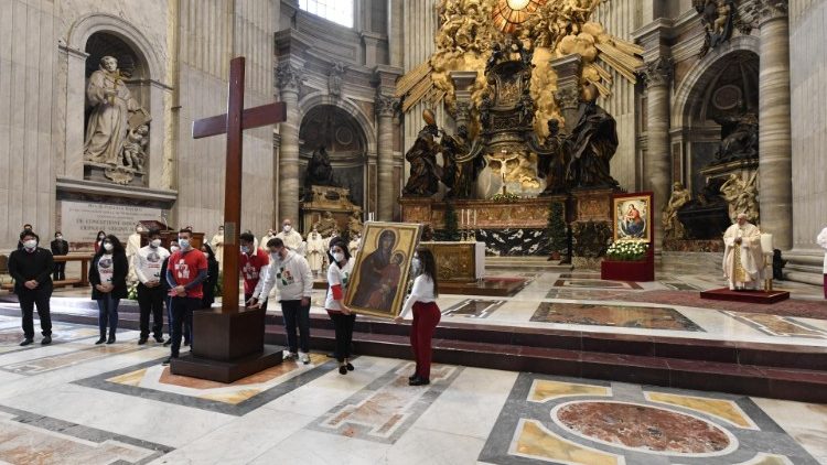 البابا فرنسيس يسلّم شباب البرتغال رموز اليوم العالمي للشباب