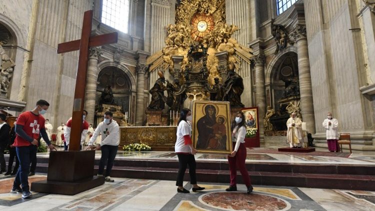 La Croix des JMJ et l'icône mariale remises aux Portugais, lors de la messe du Christ-Roi, le 22 novembre 2020 en la basilique Saint-Pierre de Rome. 
