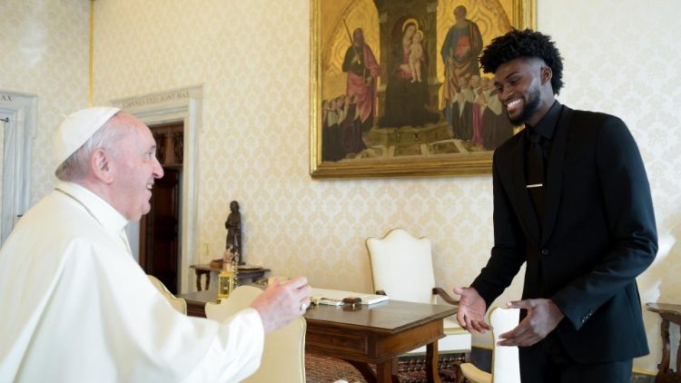 البابا يستقبل وفداً من الهيئة التي تمثل محترفي كرة السلة الأمريكيين الملتزمين بمكافحة العنصرية.