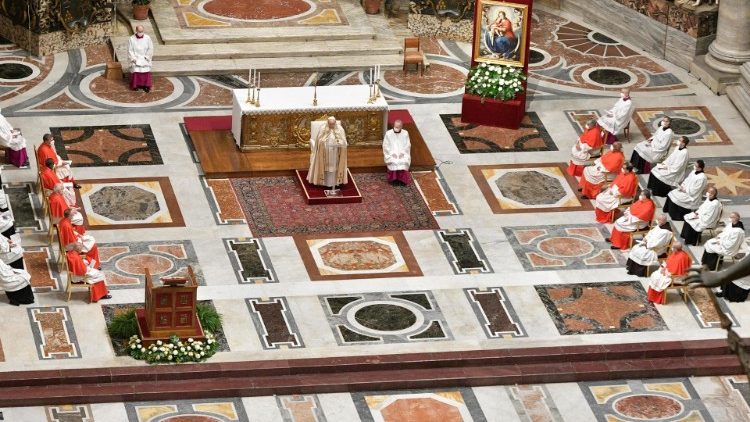 Devant l'autel de la chaire de Saint-Pierre, ce 28 novembre 2020