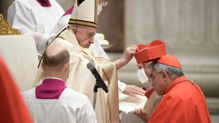 Ferenc pápa átadja a bíborosi birétumot  