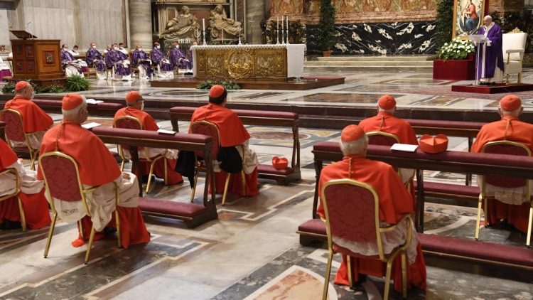 Papa kremton meshën me kardinajtë e rinj