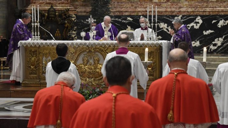 البابا يحتفل بالقداس الإلهي في بازيليك القديس بطرس مع الكرادلة الجدد
