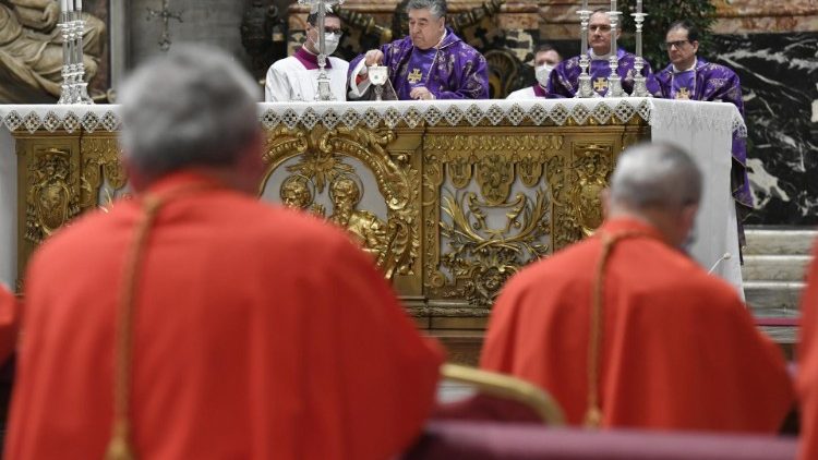 Kardinäle bei einer Messe mit dem Papst