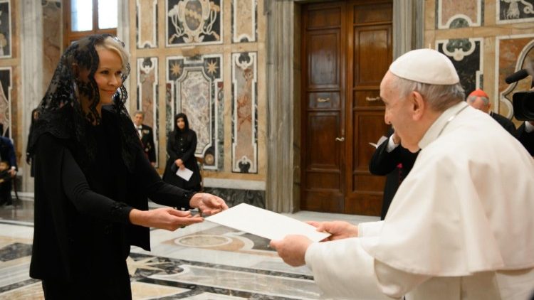 Папа Франциск и посол Эстонской Республики при Св. Престоле г-жа Целия Кунингас-Саагпакк