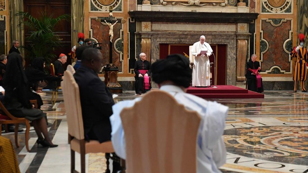 Papa Francesco parla ai nove ambasciatori che hanno presentato le loro lettere credenziali 