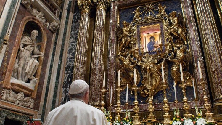 Papst Franziskus betet vor der Marienikone in der Basilika Santa Maria Maggiore