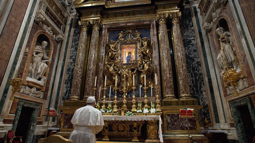 Papež Frančišek v baziliki Svete Marije Velike v molitvi pred Marijino podobo.