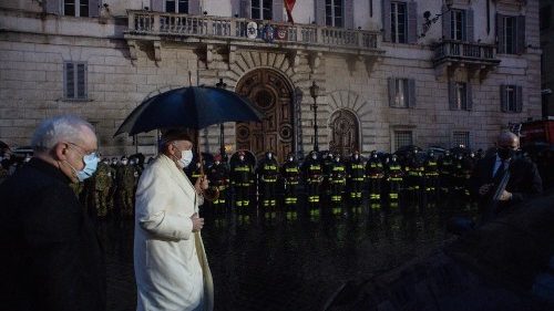 Frühbesuch trotz Corona: Papst Franziskus betet an Mariensäule