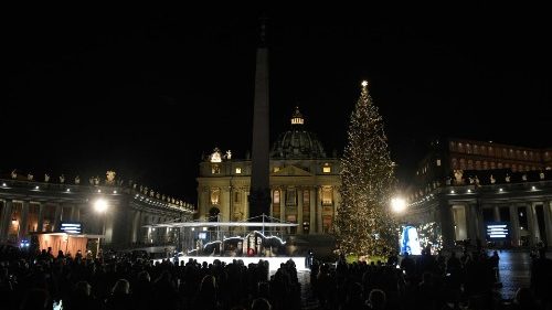 Božič v Vatikanu. Lesene jaslice iz Furlanije, bela jelka iz Abrucev