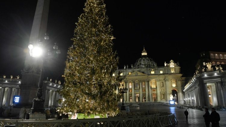 Meggyújtották a karácsonyfa fényeit a Szent Péter-téren