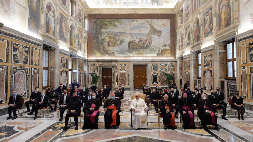 Sprejem delegacij, ki sta darovali smreko in jaslice pri papežu Frančišku