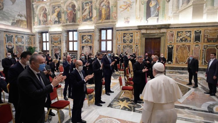 Påven tar emot delegationerna från Slovenien och Italien som har skänkt Petersplatsens julgran och krubba i år
