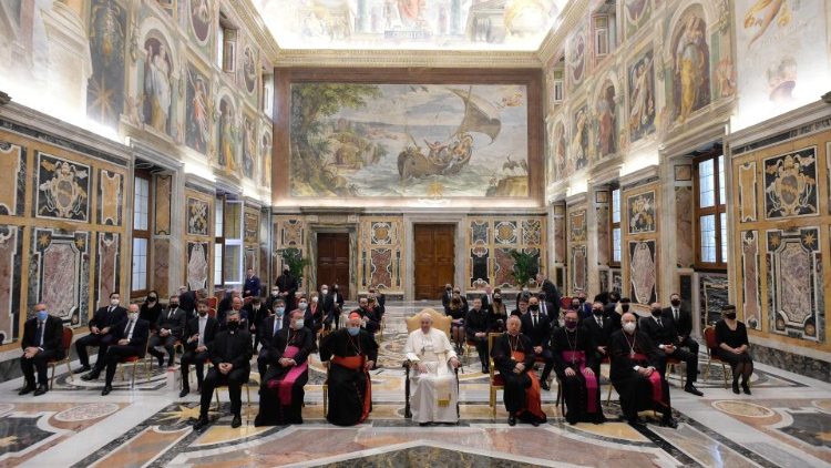 Gruppenbild mit Papst: Die Delegationen, die in diesem Jahr den Christbaum und die Krippe für den Petersplatz spendeten 