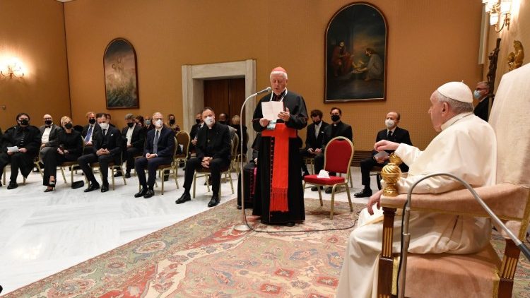 البابا فرنسيس يستقبل الفنانين المشاركين في الحفل الموسيقي بمناسبة عيد الميلاد