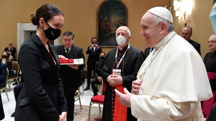 El Papa reribe a los artistas que actuarán en el concierto de Navidad del Vaticano 2020. 