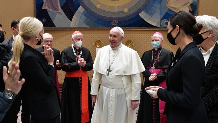Папа Франциск сред организаторите и артистите на Рождественския концерт във Ватикана