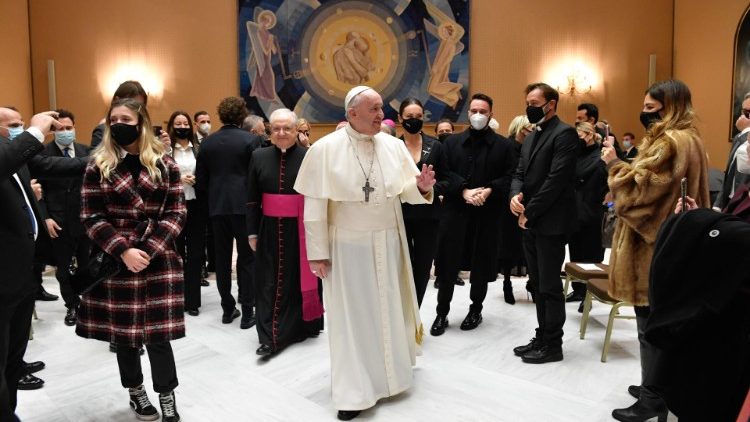 Påven Franciskus möter artisterna som uppträder i Vatikanens julkonsert