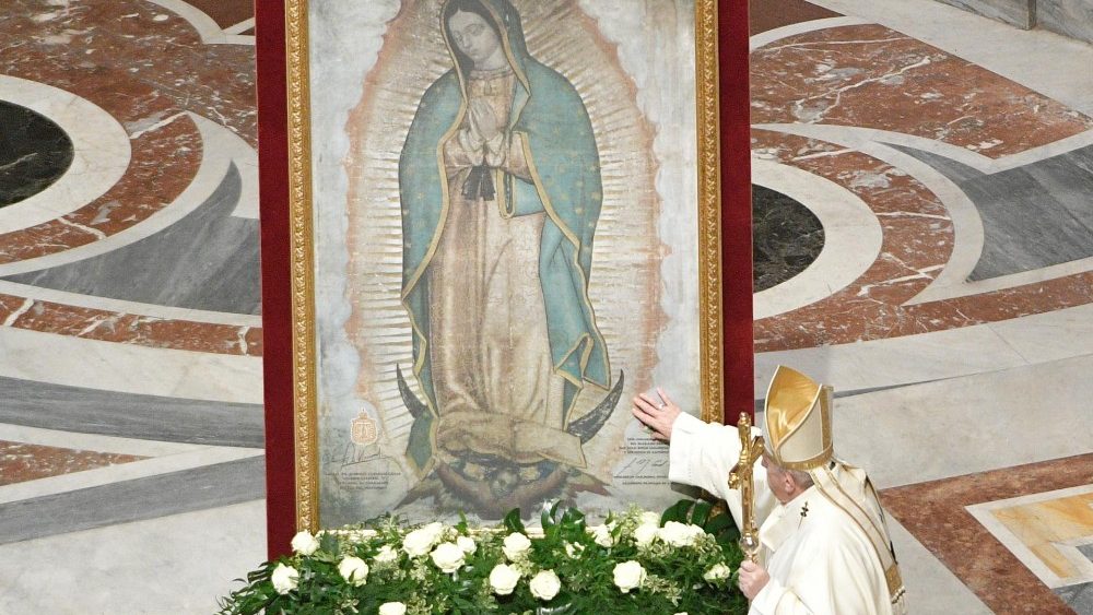 Påven Franciskus firar mässan i Peterskyrkan 12 december 2020 på 125-årsjubileet för kröningen av Vår Fru av Guadalupe 