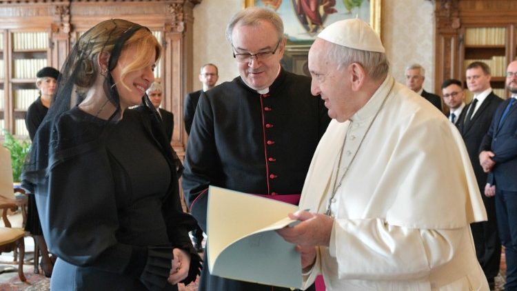 Papež Frančišek med srečanjem s slovaško predsednico Zuzano Čaputovo