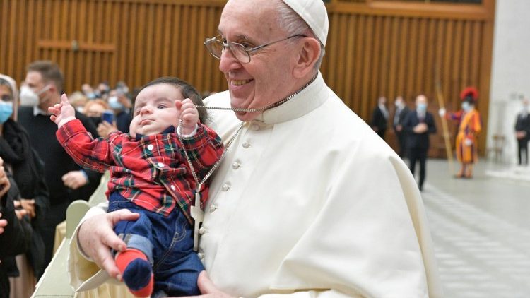 Ferenc pápa egy kisgyermekkel a karján 