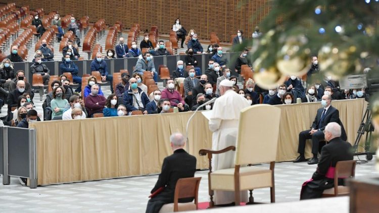 Папа Франциск на аудиенцията с ватиканските служители за Рождество Христово
