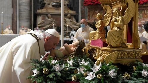 Il Papa: Gesù è nato scartato per dirci che ogni scartato è figlio di Dio