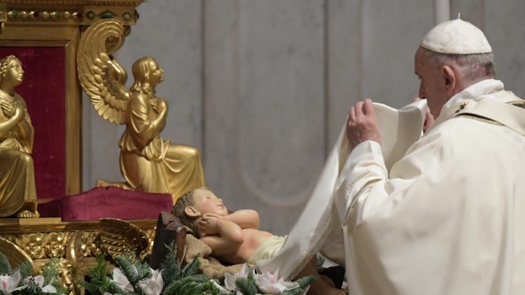 Le Pape dévoile la statuette de l'Enfant Jésus lors de la messe de la nuit de Noël à la basilique Saint-Pierre, le 24 décembre 2020.