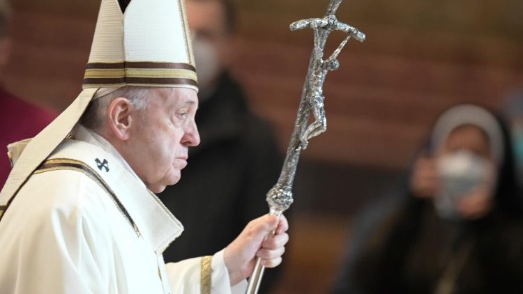 Ferenc pápa szentmisét mutat be