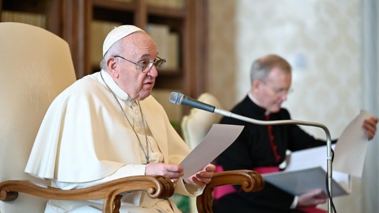 Papa Francisc acuză din nou dureri sciatice și anulează parțial agenda activității publice.