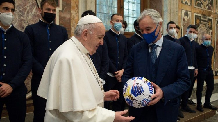 Папа Франциск с футболния отбор на Специя