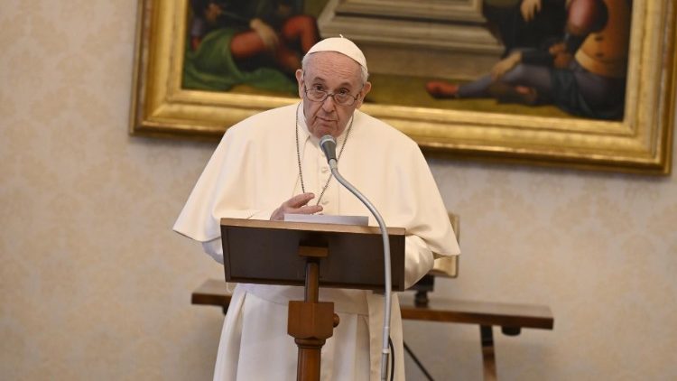 Papež Frančišek med obvestili po molitvi Angel Gospodov.