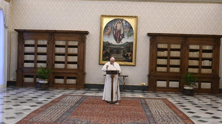 Ferenc pápa az Úrangyala ima előtti beszédét tartja  
