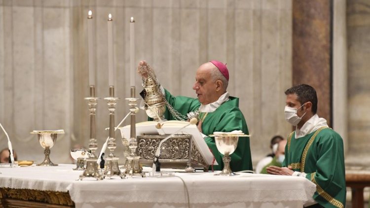 Msgr. Rino Fisichella med sveto mašo v baziliki sv. Petra.