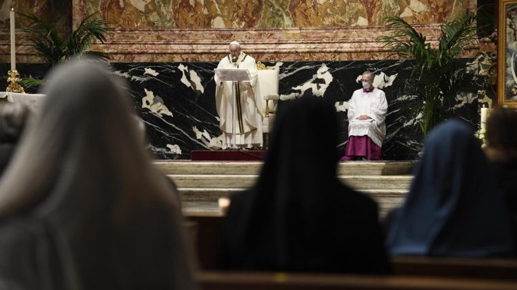 Le Pape célèbrant la messe à l'occasion de la Journée mondiale de la vie consacrée, le 2 février 2021. 