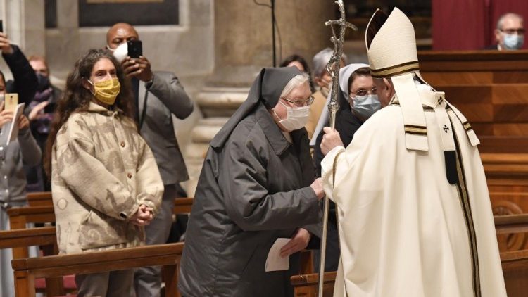 Februar 2021: Papst Franziskus begrüßt Ordensfrauen nach der Messe zum Tag des geweihten Lebens