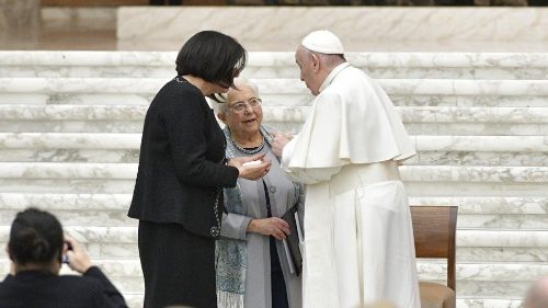 Il Papa ai Focolari: testimoniare il Vangelo con il dialogo e l'apertura verso tutti