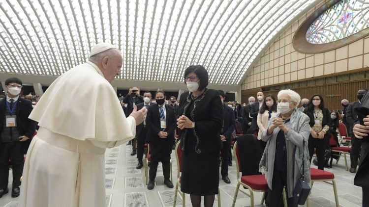 Le Pape François salue Margaret Karram (au centre) et Maria Voce (à droite), lors de l'audience avec les Focolari, le 6 février 2021 au Vatican. 