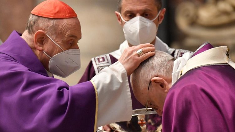 「灰の水曜日」頭に灰を受ける教皇フランシスコ　2021年2月17日