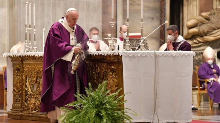 Le Pape célébrant la messe du mercredi des Cendres, le 17 février 2021