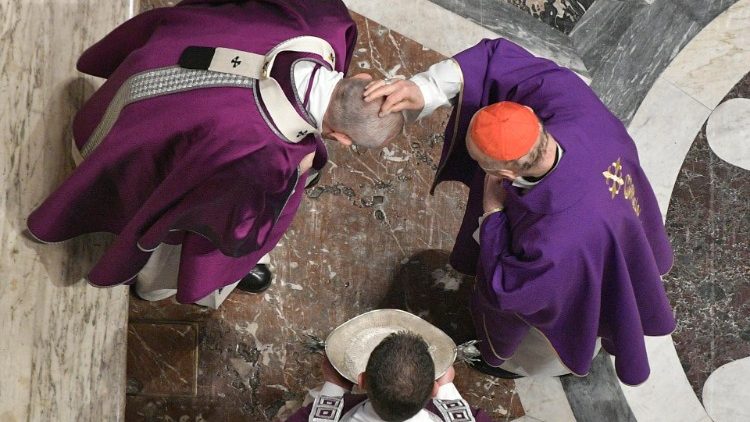 Papa Francisc primește cenușa pe cap în semn de pocăință la Sf. Liturghie a Miercurii Cenușii din 17 februarie 2021