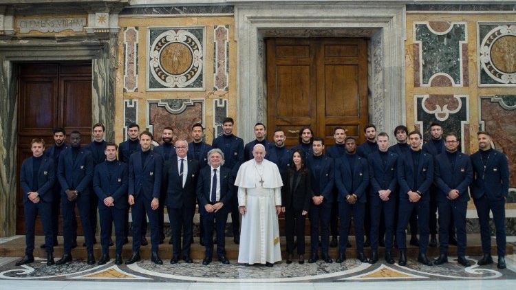 Foto di gruppo con il Pontefice e la squadra della Sampdoria