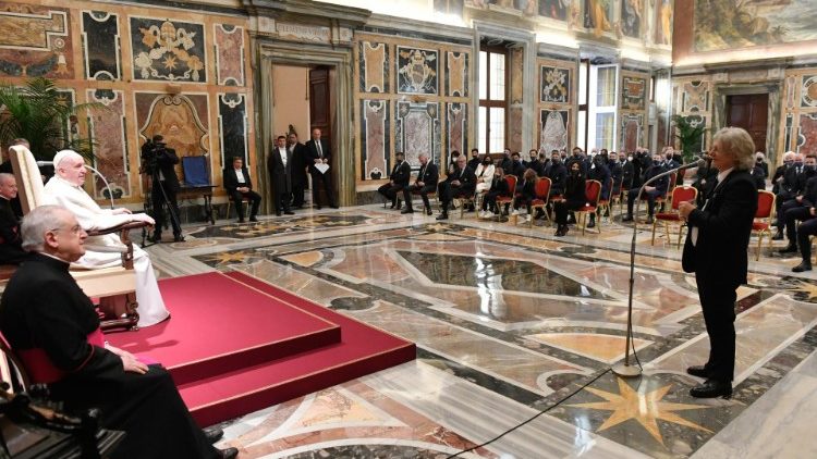 Un momento dell'udienza del Papa a dirigenti e calciatori della Sampdoria