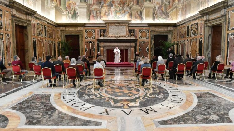 Papa Franjo s članovima Franjevačkoga centra solidarnosti; Vatikan, 1. ožujka 2021. 