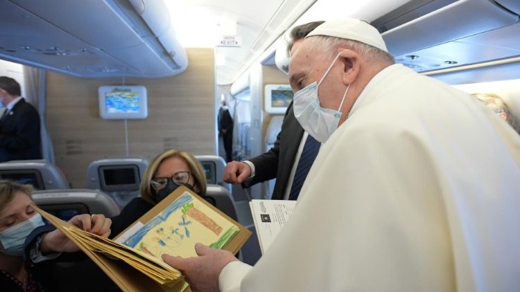 Papa përshëndet gazetarët gjatë fluturimit