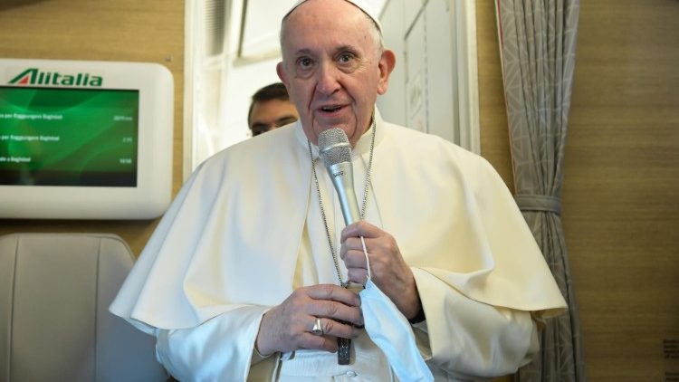 Papież na pokładzie samolotu podczas spotkania z dziennikarzami
