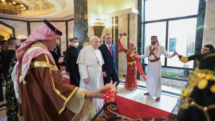 Papa Francisc și premierul irakian în salonul de primire de pe aeroportul din Bagdad.