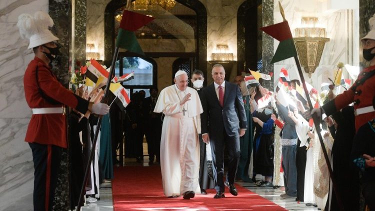 2021.03.05 Ziara ya kitume ya Papa Francisko nchini  Iraq akiwa na Waziri Mkuu 