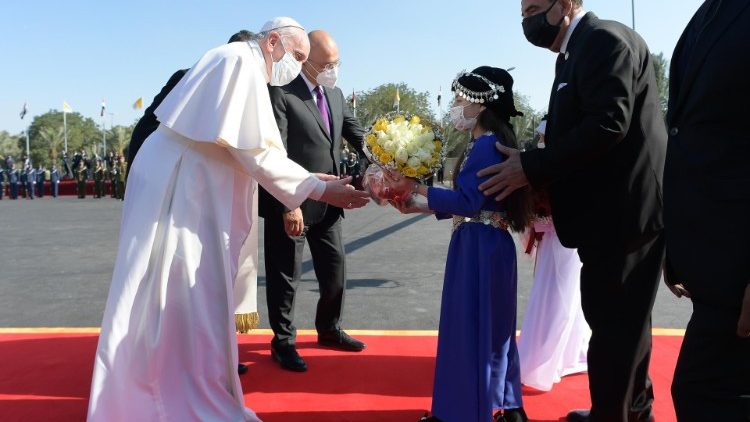 Omaggio floreale al Papa nell'accoglienza ufficiale al palazzo presidenziale