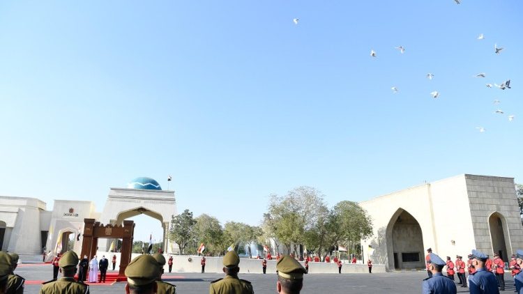 Ancora il grande piazzale del palazzo presidenziale di Baghdad